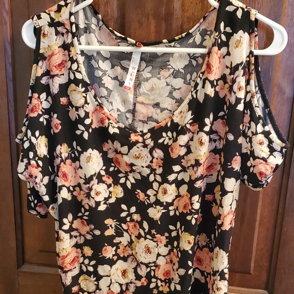 Cold Shoulder flowery top XL